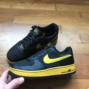 black n yellow nikes